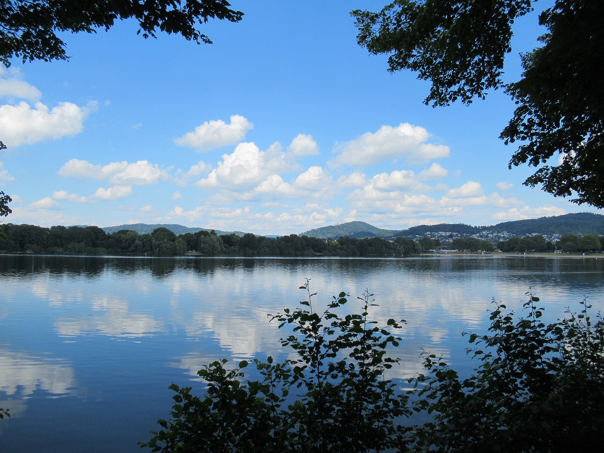 Waidsee in Weinheim mit Blick auf Wachenburg und Bergstraße